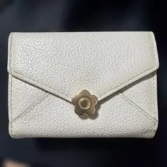 【MARY QUANT】 シーリングデイジーレター ミニウォレット 三つ折り財布のサムネイル