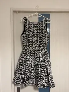 alice + olivia ノースリーブひざ丈ワンピース