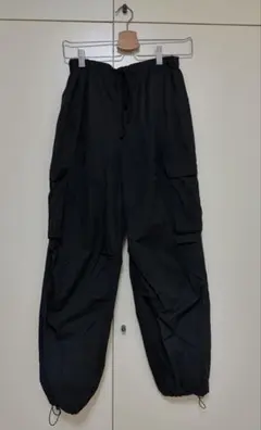 ブラックカーゴパンツ