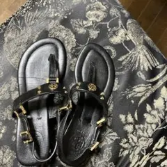 ブラックレザーサンダル ゴールドバックル付き