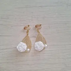 ゴールド葉っぱ型イヤリング ホワイトバラ付き