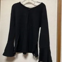 黒 フレアスリーブ ニットトップス