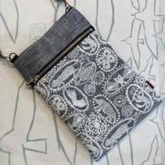 252 ミナペルホネンjungle relief サコッシュ　スマホショルダー