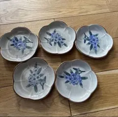 青い花柄が上品な小皿のセット
