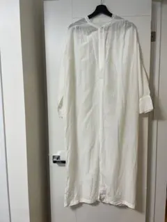 iki 白のロングシャツワンピース 長袖 スリットあり　シンプル　モダン