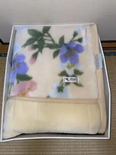 西川の高級毛布 アクリル100% 中綿 毛50% ポリ50% 140x200cm - メルカリ