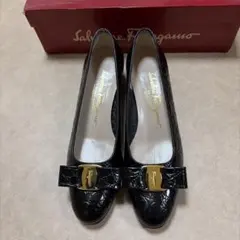 Salvatore Ferragamo 黒 ヴァラクロコ型押しパンプス