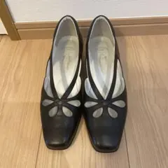 YOSHINOYA黒 レザーカットアウトパンプス 低ヒール