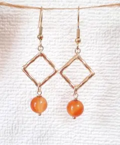 レッドアゲートの天然石とゴールドスクエアの春ピアス