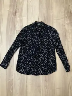 ユニクロ　ブラック　水玉模様長袖シャツ