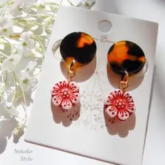 【014】梅とべっ甲模様の小ぶりイヤリング