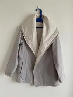 美品　リバーシブル　グレーとアイボリーのフード付きカジュアルジャケット