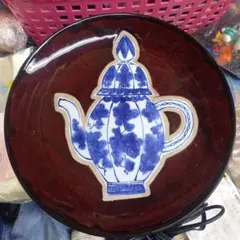 青い花模様のティーポット皿