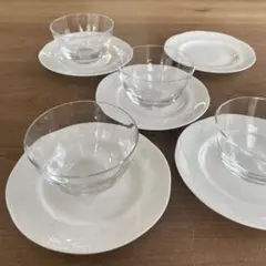 ガラス製デザート椀4個と白い皿5枚のセット
