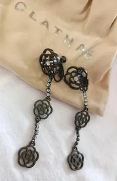 CLATHAS カメリアモチーフ イヤリングのサムネイル