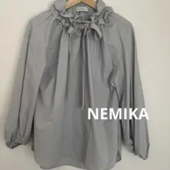 美品　NEMIKA ネミカ スタンドフリルブラウス ボウタイリボン　パールボタンのサムネイル