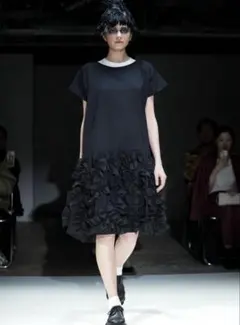 フリル付き黒ワンピース