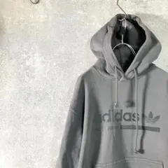 adidas　パーカー　ダークグレー　ロゴプリント　プルオーバー　厚手