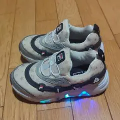 FILA LEDライト付きスニーカー