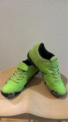 asics 蛍光グリーン キッズサッカーシューズ