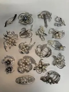 シルバー色のパール装飾ブローチ17点セット イミテーションパールブローチ