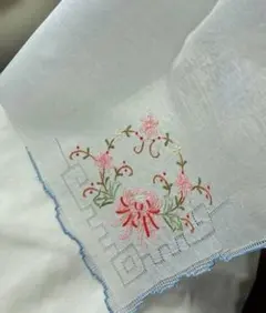 アンティーク　スワトウと可愛い色使いの刺繍ハンカチ