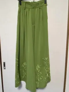 刺繍入りグリーンワイドパンツ