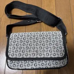 GUESS ショルダーバッグ 総柄 ロゴのサムネイル
