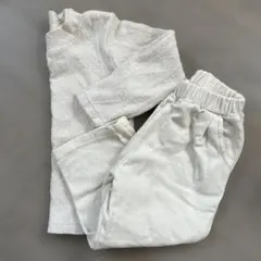 ホワイトの長袖トップスとパンツセット