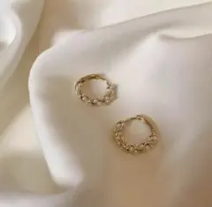 パール付きゴールドツイストフープピアス