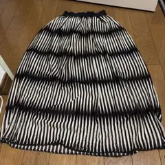 ブラックとホワイトのストライプロングスカート