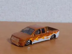 ホットウィール 日産 タイタン オレンジ