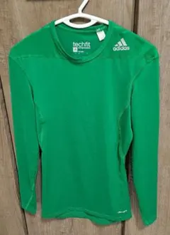 adidas techfit グリーン長袖シャツ