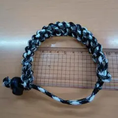 パラコード平 編みブレスレット 黒と白サイズ調節可能なバックル付き