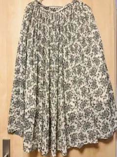 値下げ　UNIQLO 花柄プリーツスカート Sサイズ　春秋　白　数回着用