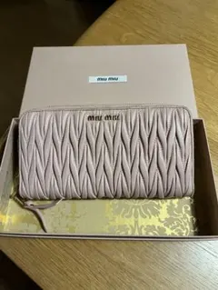 お値下げ中‼️Miu Miu ピンク 長財布 ジグザグキルティング - メルカリ