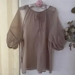 ベージュ シアー バルーンスリーブ ブラウス