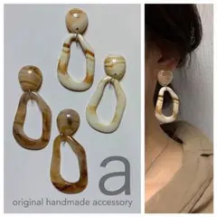 2053-1 ベージュ☺︎大理石風の雫型カボションと変形フープのピアス☺︎