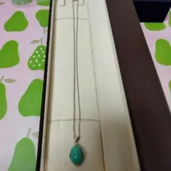 オーバル型の翡翠シルバーペンダントネックレス