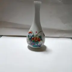 花柄の白磁花瓶　伊万里焼