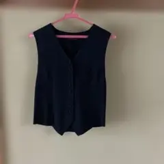 黒いボタン付きVネックベスト