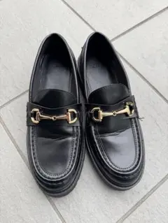 H&M 厚底ブラック ローファー ゴールドバックル