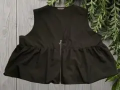 フレアシルエット黒ベスト