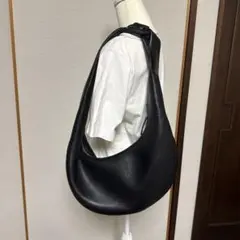 CHARLES & KEITH黒ショルダーバッグ　ポーチ付き