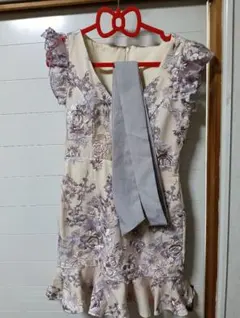 花柄刺繍ベージュドレス フリル袖