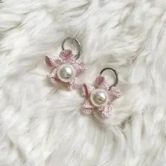 【ハンドメイド】ツイスト桜フラワー編みパールショートスイングno耳飾り