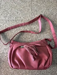 フリンジ付きピンクショルダーバッグ