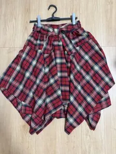 赤とチェック柄のフレアスカート