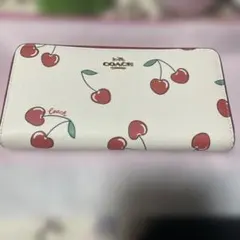 COACH コーチチェリー柄 ラウンドファスナー長財布 白 赤 ストラップ付