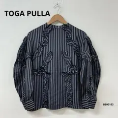 TOGA PULLA フリル サテン ブラウス ネイビー×グレー ストライプのサムネイル